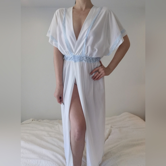 *sold*Medium vintage satin and lace robe, vintage bridal lingerie - Picture 3 of 5